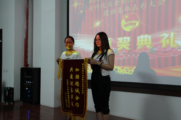 3003新葡官方网站召开“我的班级我的家”学风班风建设评比大会暨2014—2015年度先进班集体表彰大会 3003新葡官方网站召开“我的班级我的家”学风班风建设评比大会暨2014—2015年度先进班集体表彰大会